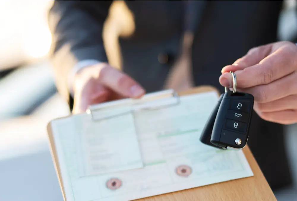 ¿Alguien más puede registrar mi coche a su nombre?