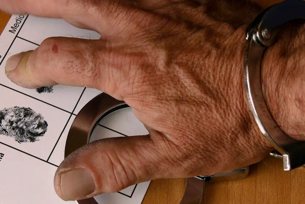 ¿Qué sucede en una audiencia de lectura de cargos por delitos graves?