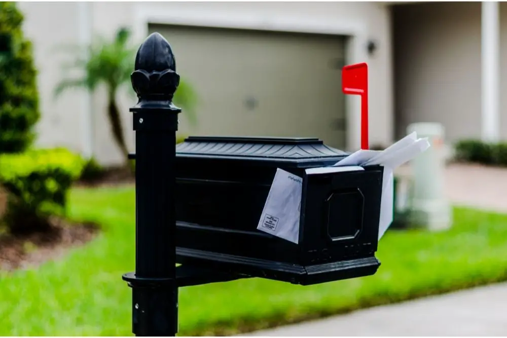 ¿Es ilegal aparcar delante de un buzón?