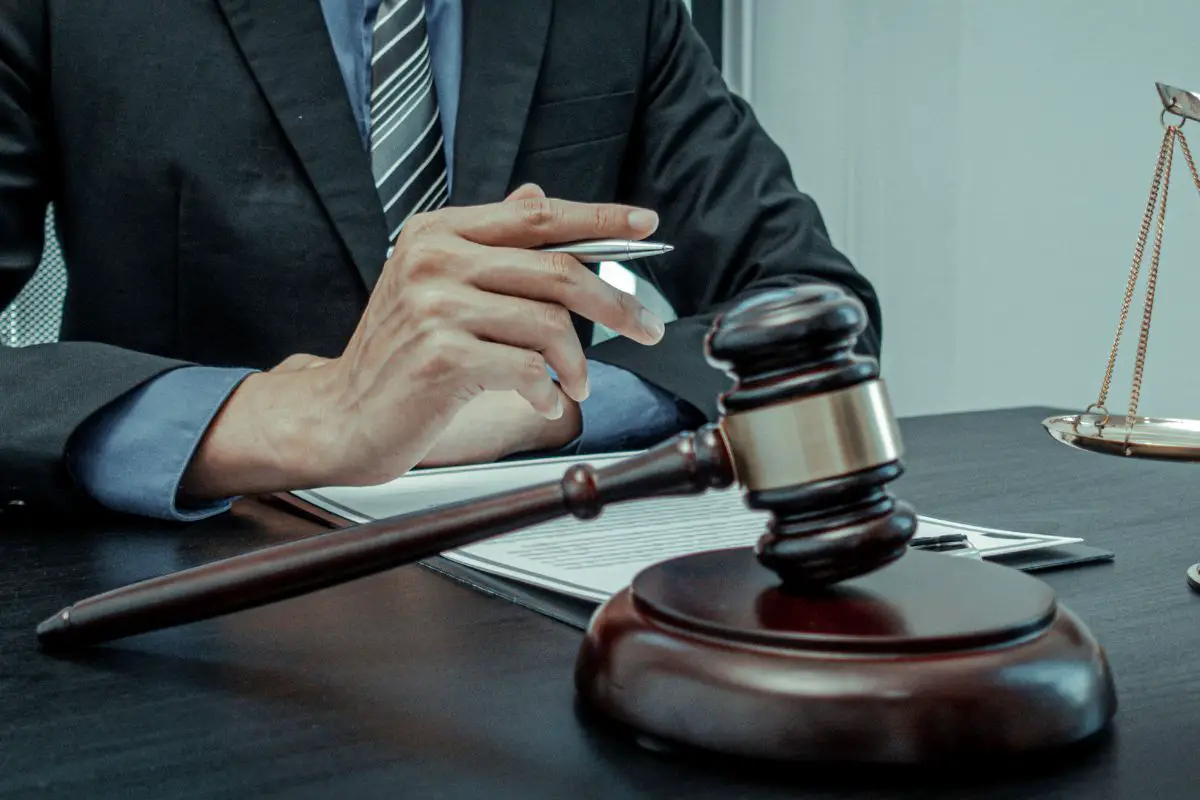 Cómo evitar un cargo de agresión si vives en Texas