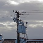 ¿Cuál es la altura estándar de las líneas eléctricas?