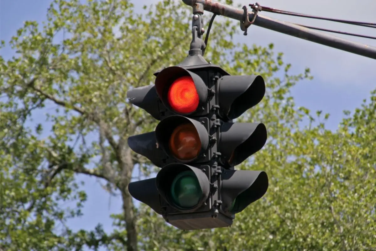 ¿Puedes girar a la derecha en un semáforo en rojo en Texas?