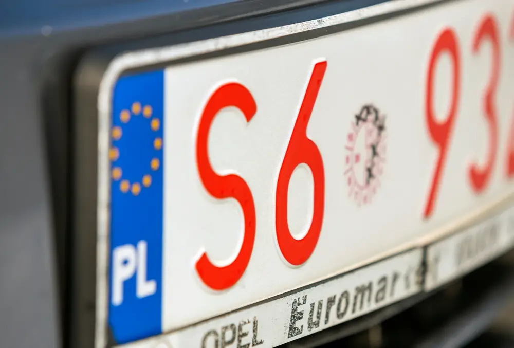 Cómo conseguir etiquetas temporales para un coche usado