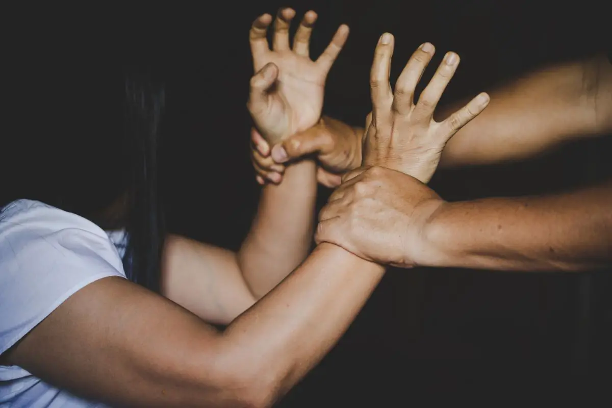 Cómo evitar un cargo de agresión si vives en Texas