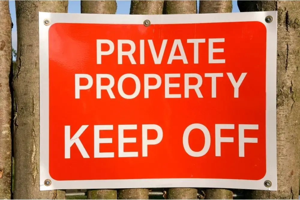 Cómo mantener a la gente alejada de su propiedad Cómo mantener a la gente alejada de su propiedad
