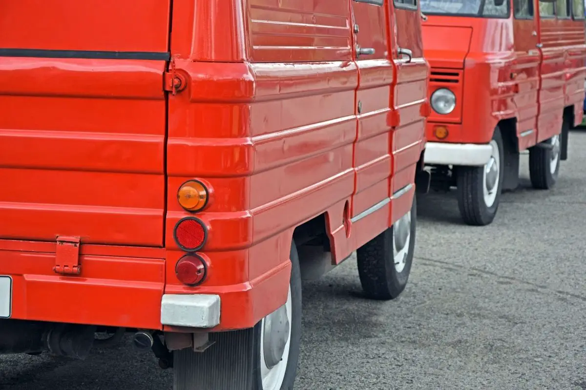 ¿Dónde puedo aparcar mi vehículo comercial durante la noche?