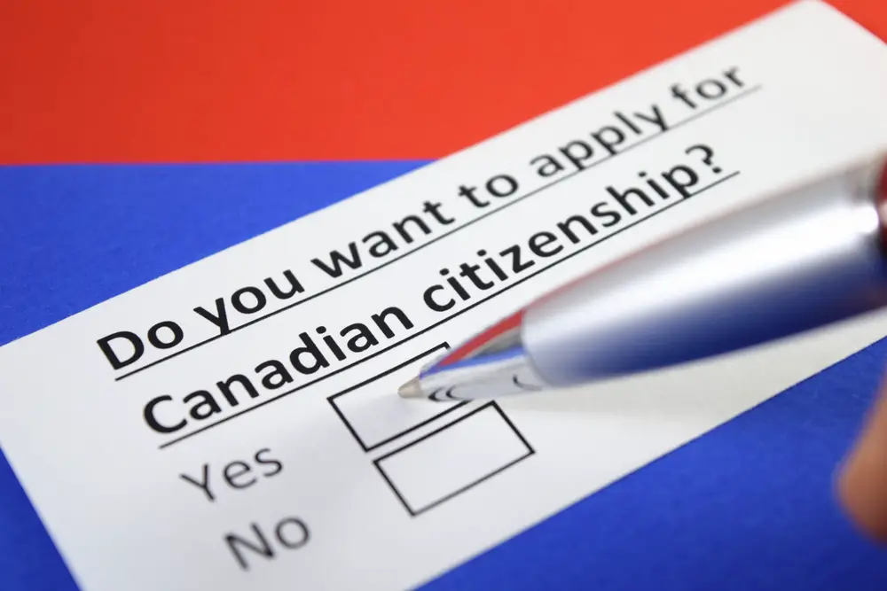 ¿Cómo puede un estadounidense convertirse en ciudadano canadiense?