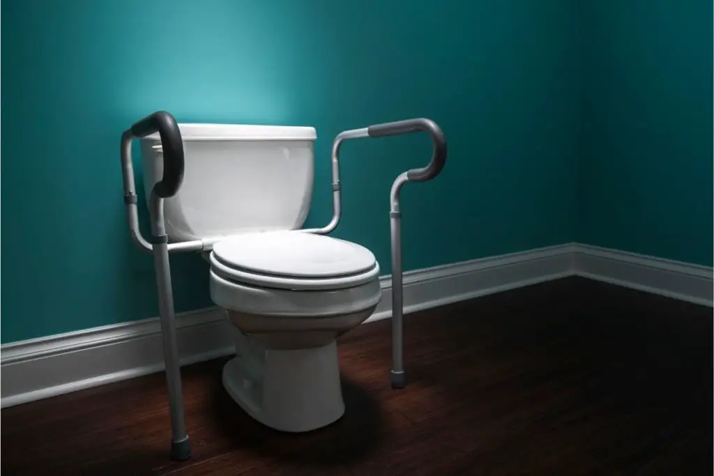 ¿Qué altura tiene un baño para discapacitados?