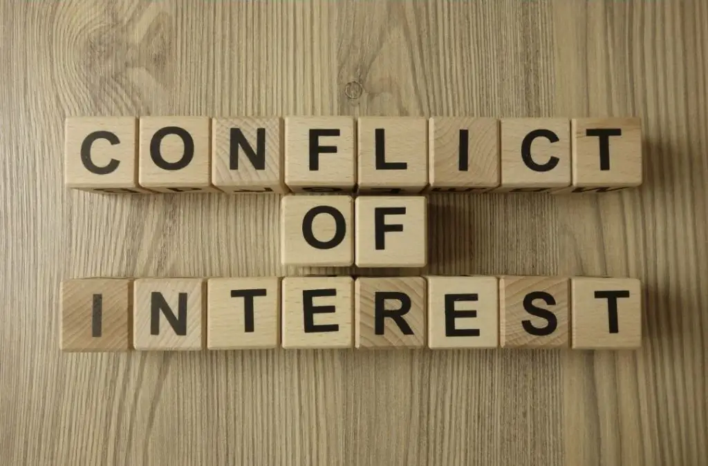 ¿Qué es una exención por conflicto de intereses?
