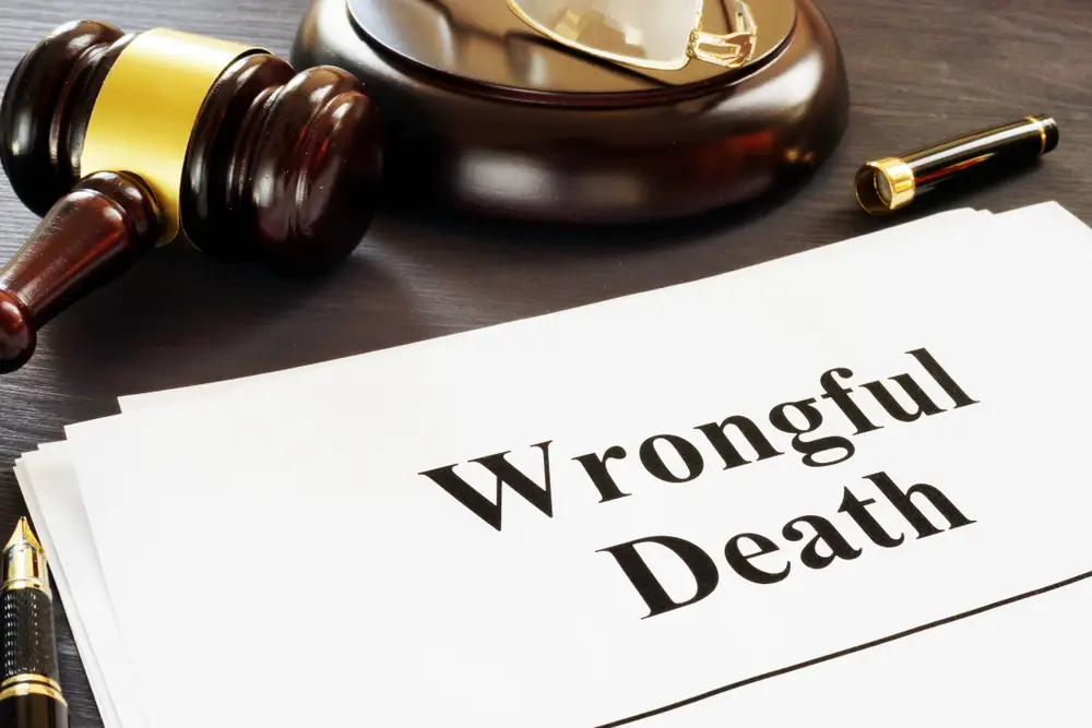 ¿Quién tiene derecho a demandar por muerte por negligencia?